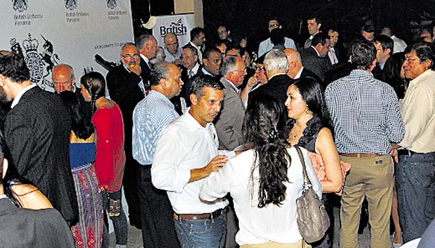9. Los invitados disfrutaron del coctel.