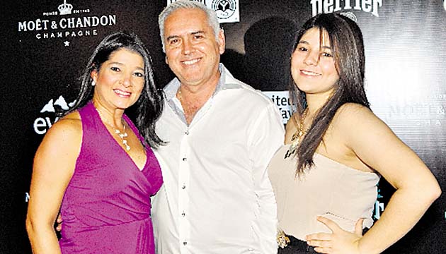 8. Sidia Suárez de Abdo, Tony Abdo y Gabriela Janson.