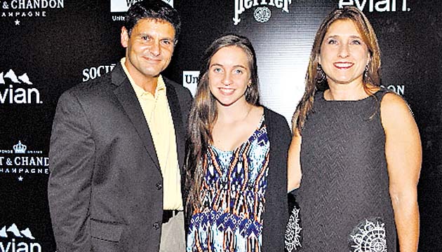 10. Richard Harrington, Juliana Etchelecu y Mariana Etchelecu.