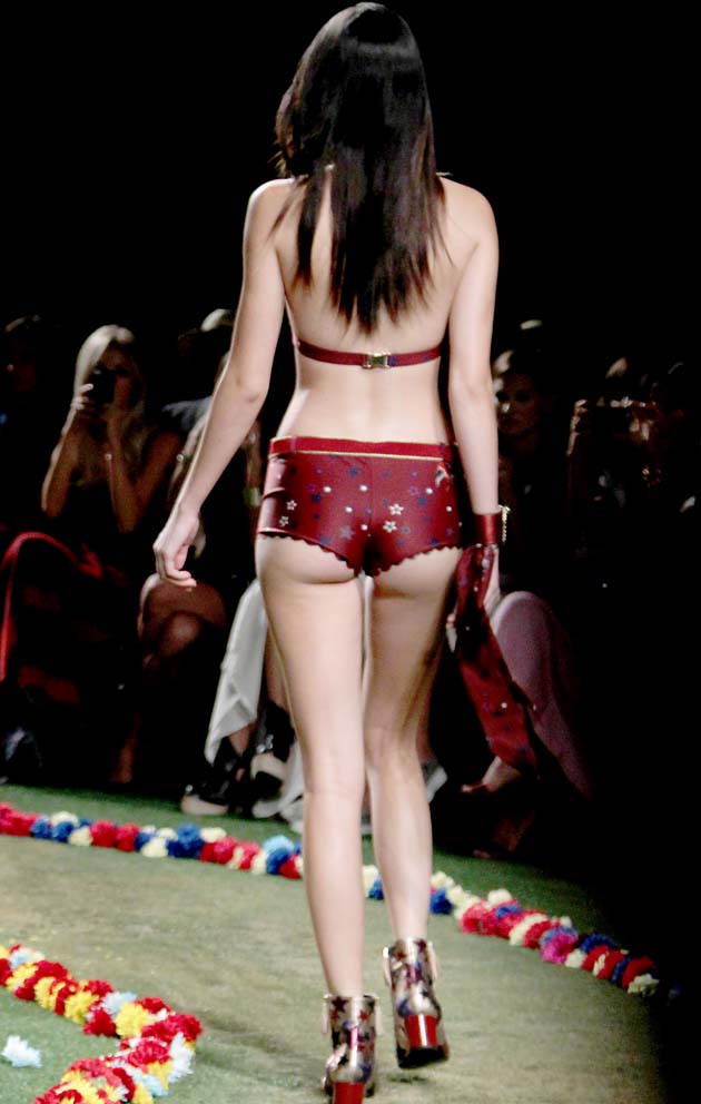 Diseño "boy shorts" de Hilfiger en la semana de moda de Nueva York, 8 de septiembre Foto: AP