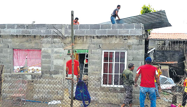 Vecinos apoyan con la instalación del techo a una casa en Bocas. (Leonardo Machuca G.)
