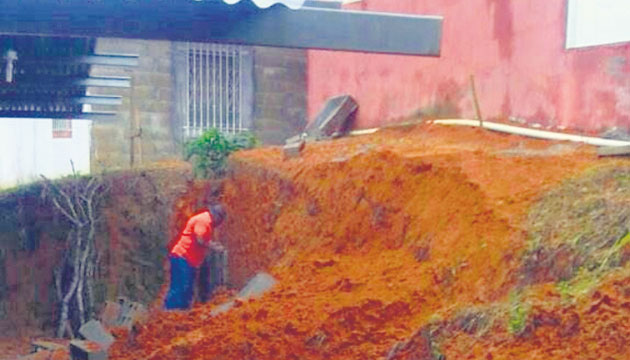 En Colón, en Villa Catalina, colapsó el muro de una vivienda.(Delfia Cortez )