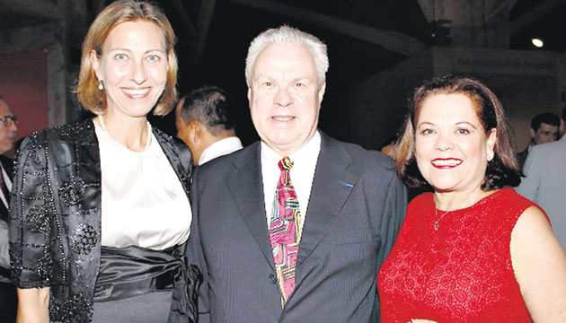 4. Laura Trabaldos, Nils Petterson y Patricia Petterson.