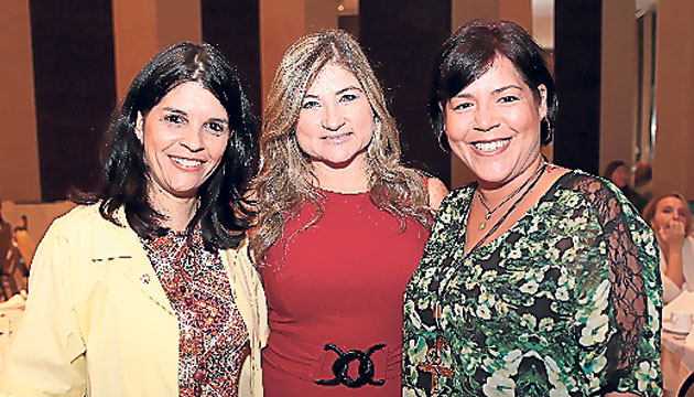 2. Grace de Fernández, Adriana Rincón e Ivett de Bruno.
