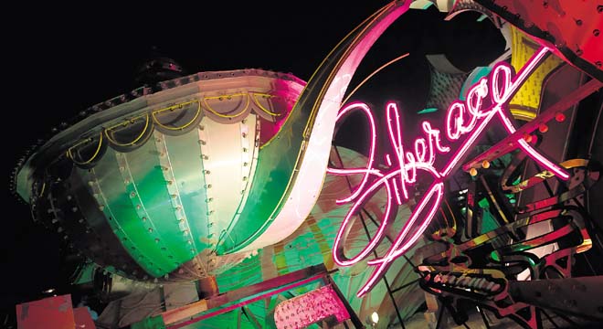 Lámpara del Aladdin y letrero del Museo Liberace.