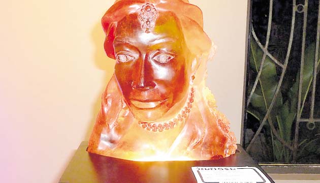 Escultura de Poonam Chatlani, en vidrio fundido.