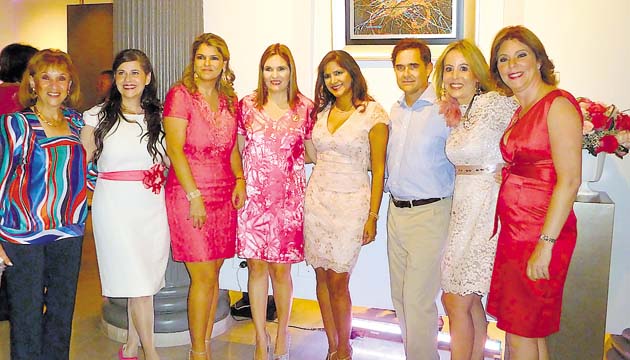 Algunos de los atistas participantes y directivos de Fundacáncer.( Rosalina Orocú.)