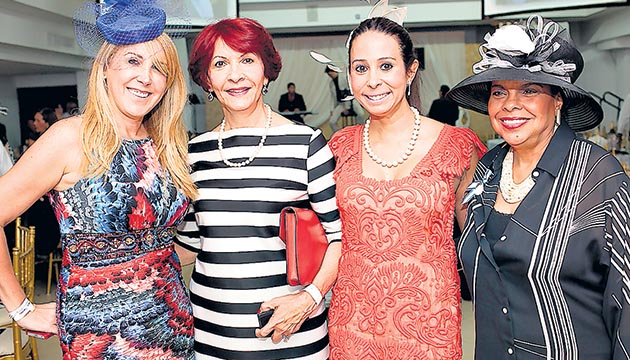 11. Miren Lur Gamecho, Mirta Arrocha de De la Guardia, Mónica De la Guardia y Miriam Quintero.