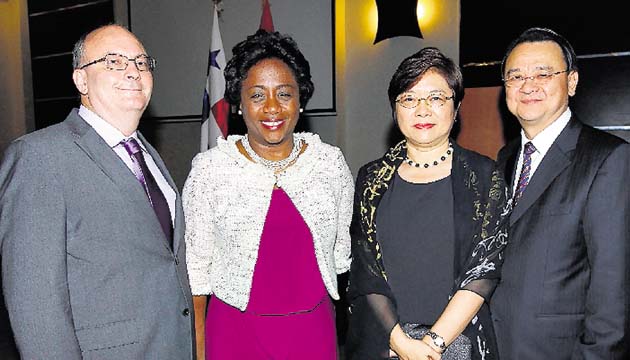 9. Olivier Hilaire, Lucy Molinar, Celia Chow y Diego Chow.
