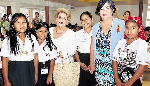 3. Zanya de López y Rosamaría de Ferrer.