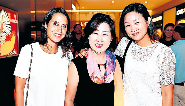 12. Paola Reyes, Teresa Lee y Elena Lee.