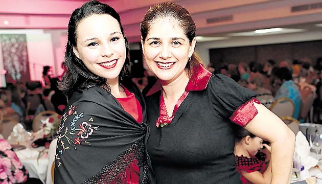 2. Diana Abad y Lili de Olmos.