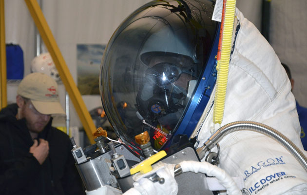 El ejecutivo de Google, Alan Eustace en el traje espacial antes de entrar a la estratosfera para su caida en la frontera del espacio foto Paragon Space Development Corporation