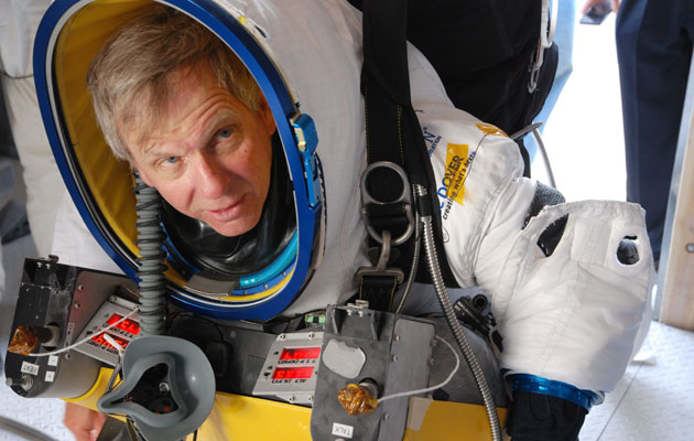 El ejecutivo de Google, Alan Eustace realizando prueba de temperatura de su traje espacial foto Paragon Space Development Corporation