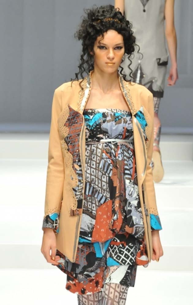 Uso del azul típico y marron anaranjado, el saco se basa en las líneas de la ropa en los frescos minoica Hiroko Koshino primavera/verano 2015 foto: página de MBFW de Tokyo