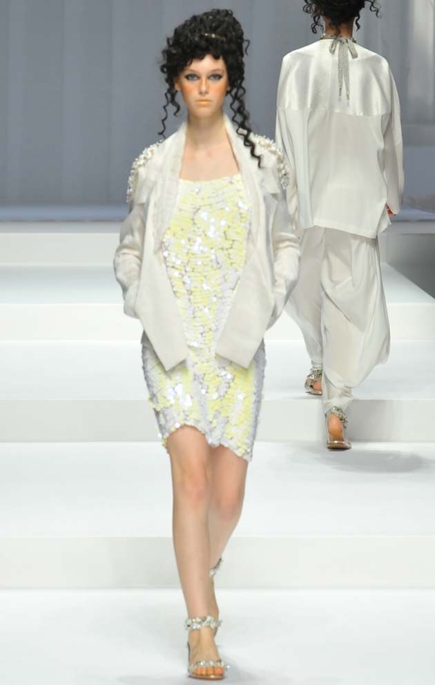 El blanco y amarillo siguen como moda muy fuerte Hiroko Koshino primavera/verano 2015 foto: página de MBFW de Tokyo