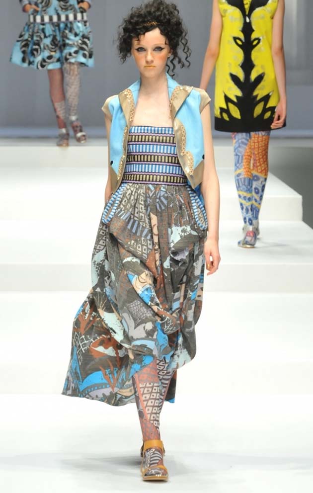 La parte de la camisa en estilo mosáico/collar Hiroko Koshino primavera/verano 2015 foto: página de MBFW de Tokyo