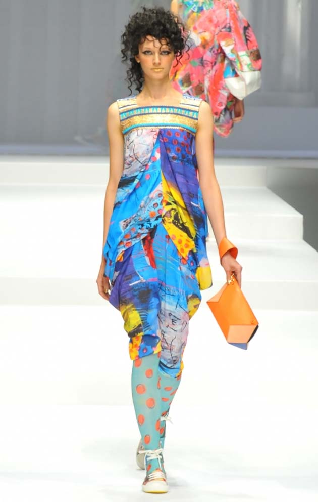 La parte superior de la camisa en estilo mosáico/collar Hiroko Koshino primavera/verano 2015 foto: página de MBFW de Tokyo