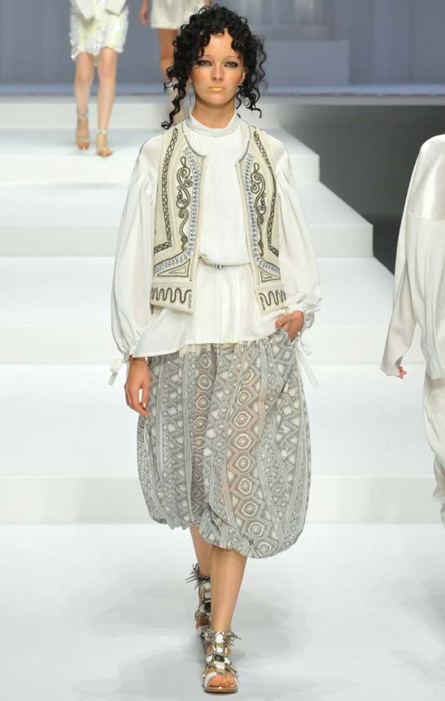 Hiroko Koshino le da una vuelta espectacular a los harem pants que vuelven de moda. Primavera verano 2015, foto: página de MBFW de Tokyo