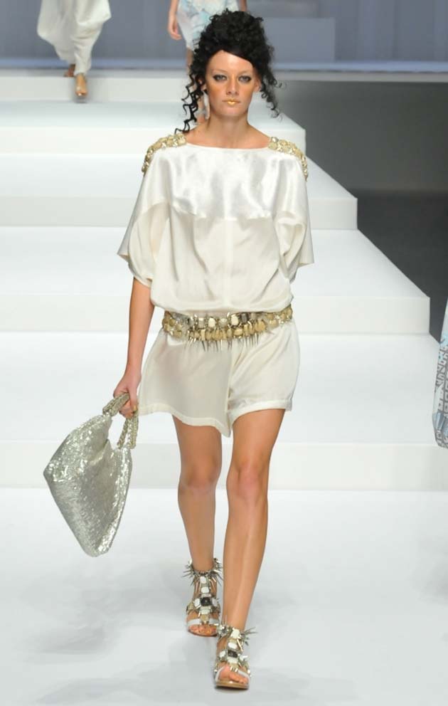 Imagen típica de griega, pero modernizada Hiroko Koshino primavera/verano 2015 foto: página de MBFW de Tokyo