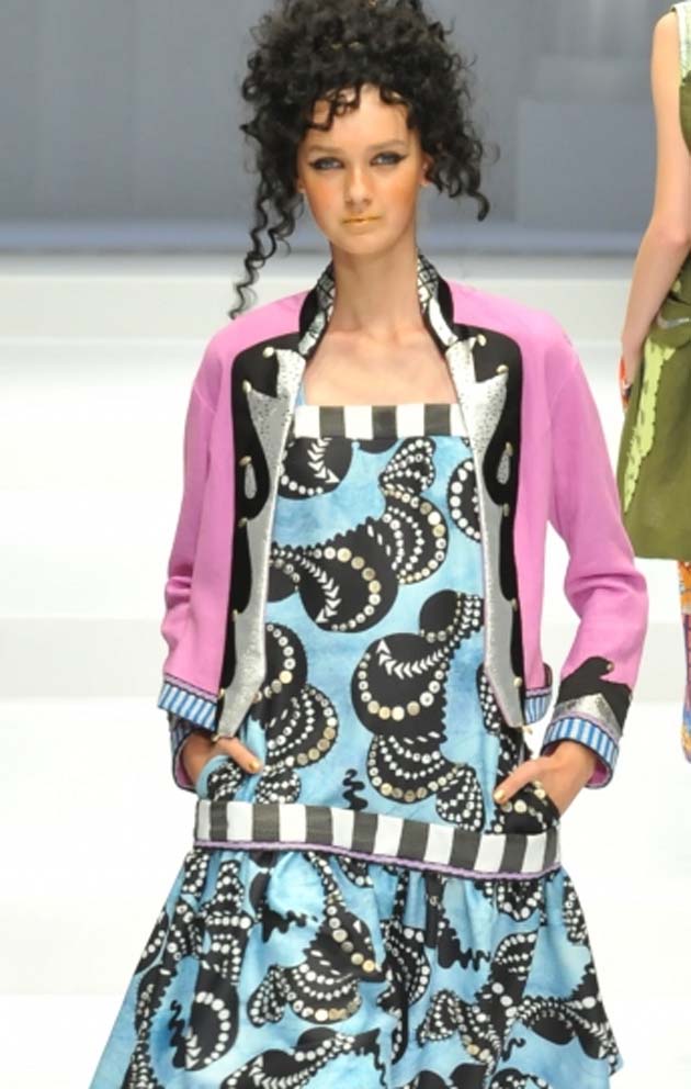 El borde del saco utiliza un patrón muy minoica Hiroko Koshino primavera/verano 2015 foto: página de MBFW de Tokyo