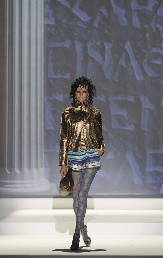 Aquí repite muchos patrones de azul y mosáicos y agrega el dorado Hiroko Koshino primavera/verano 2015 foto: página de MBFW de Tokyo