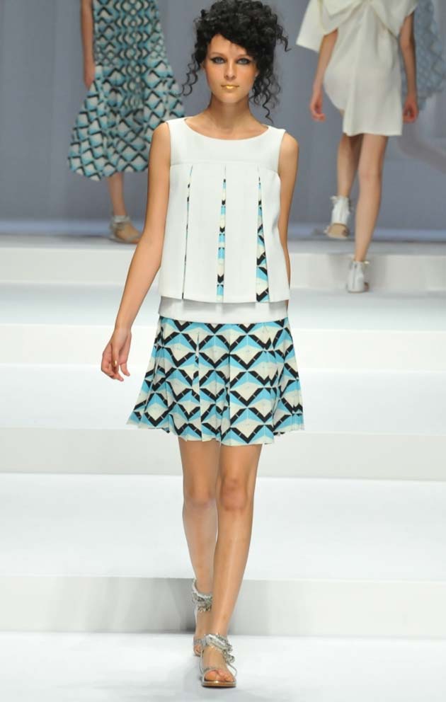 Los pantalones cortos en estilo de mosáico, com se utilizaban de rellenos o marcos en la decoración minoica Hiroko Koshino primavera/verano 2015 foto: página de MBFW de Tokyo
