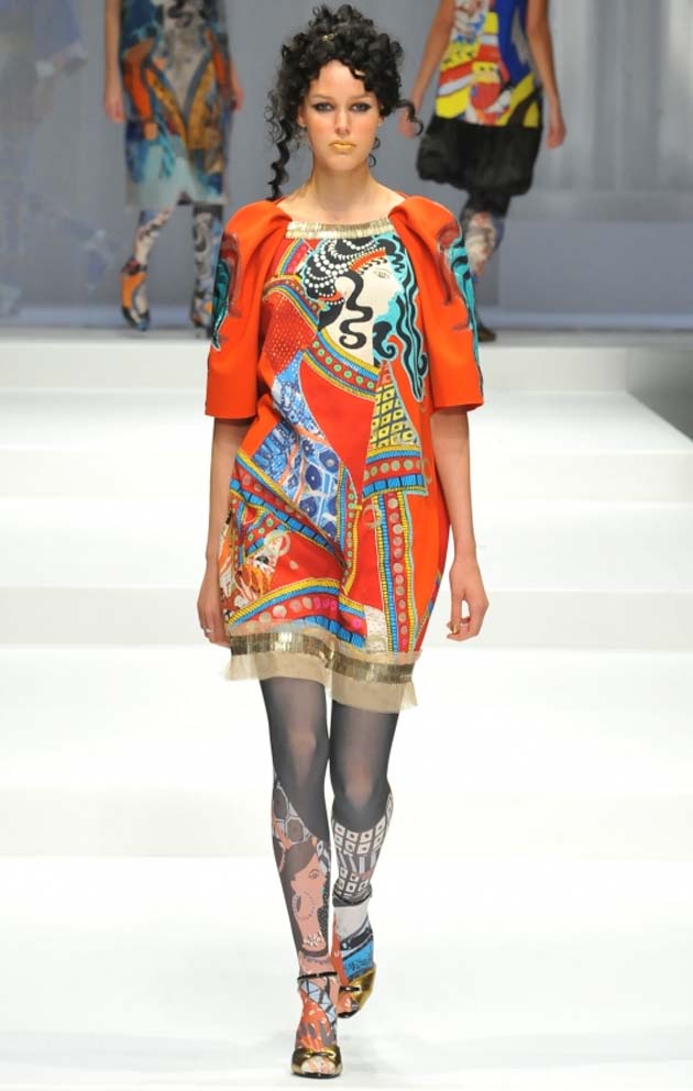 Perfil de un fresco minoica, Hiroko Koshino primavera/verano 2015 foto: página de MBFW de Tokyo