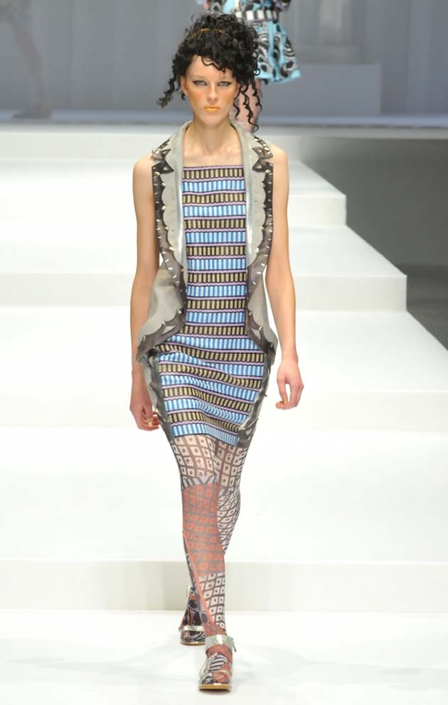 Esto lleva el patrón azul en mosáico y chaleco del corte según los frescos minoicas Hiroko Koshino primavera/verano 2015 foto: página de MBFW de Tokyo