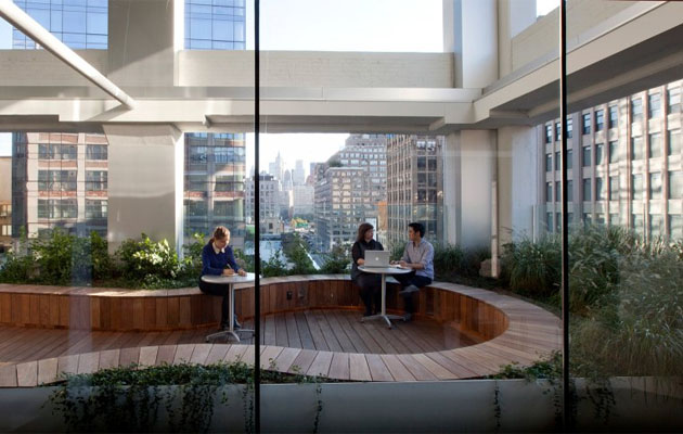 We Work, otro espacio "coworking", con zonas afuera con enchufes para trabajar