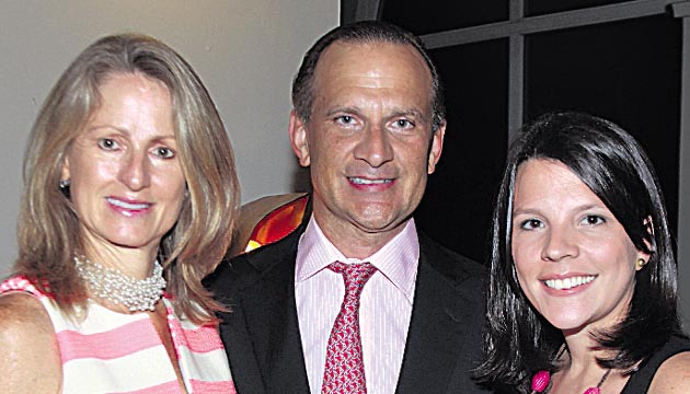 10. Yolanda Eleta de Varela, José Varela y Nikole Ramsauer.