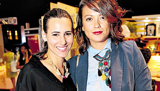 6. Jacqueline McLeod y Elly Van Os.