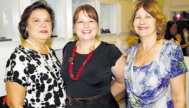 2. Vilma de Palacios, Ana Lorena de Palacios y Tere Guardia.