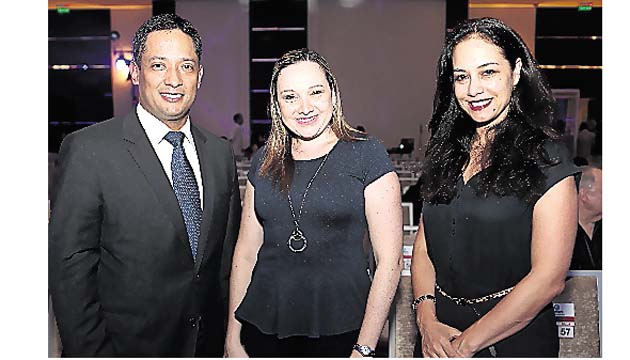 2. Juan David Mendoza, Joselin de Mendoza y Yadzia Lamas.