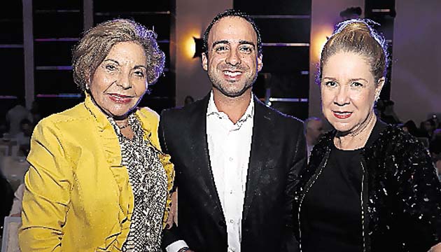 3. Mayín Correa, James Woolford y Kareen Farias.