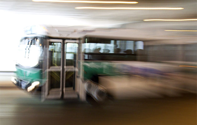 Autobús corriendo foto: Nick Cowie