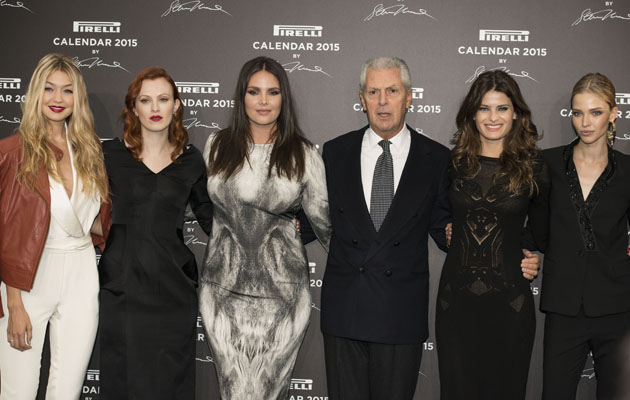 CEO Pirelli Group Marco Tronchetti Provera, con algunas de de las modelos del calendario 2015 presentado en Milan, izq-der Gigi Hadid, Karen Elson, Candice Huffine, Isabeli Fontana y Sasha Luss
