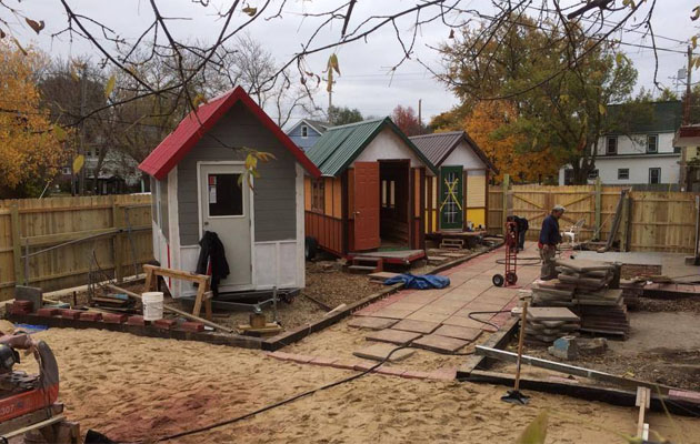 Casas cuando aún estaba bajo obras, fotos de la página web de Facebook de OM