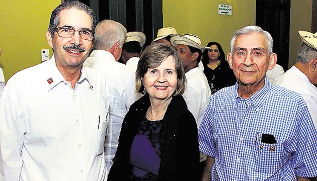 3. Eric Quintero, María Eugenia de Quintero y Carlos Sucre.