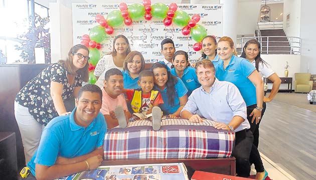 Furniture City hace donación a Niño Símbolo