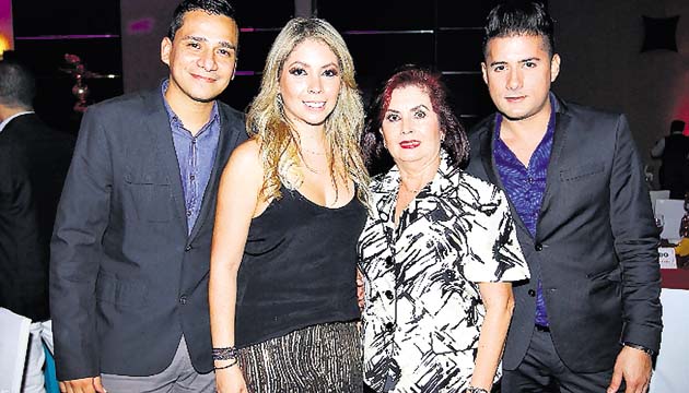 5. Manuel Herrera, Doris Arosemena, Doris Castillo y Roberto Gaete.