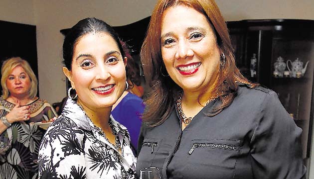 9. María Karina Pinzón y Gisela de Sayavedra.