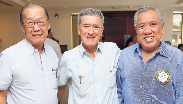 8. Mario Yee, Keith Glickenhaus y Fermín Chan.