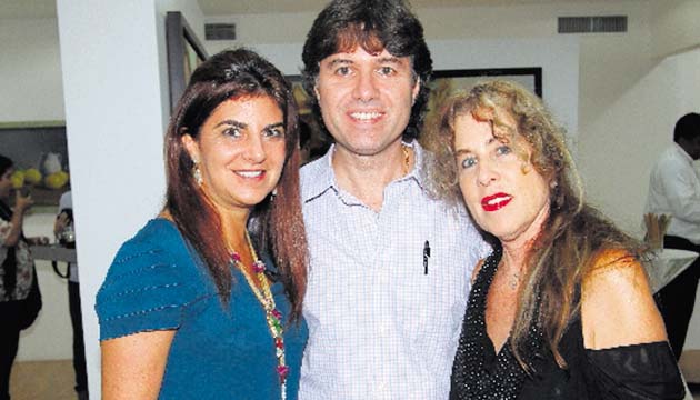 2. Debbie, Moisés y Alegrita Abadi.