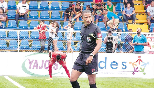 2. El árbitro mundialista Roberto Moreno actuó en este evento.(Thays Domínguez )