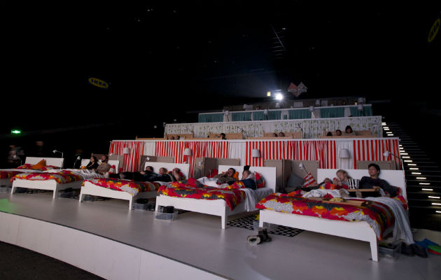 Es la primera sala de cine en Rusia que cuenta con camas en lugar de los asientos. Foto/ AP