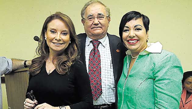 2. Paullette Thomas, Alfredo Bernal y Yariela Gallegos.