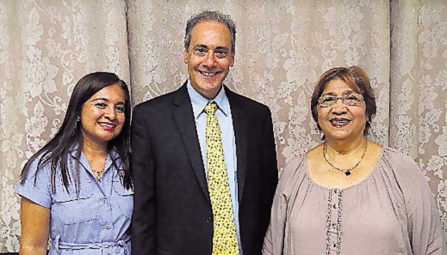 3. Leyda Campos, Abraham Sofer y Gladis Brown.