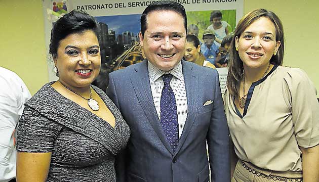 5. Marcela Tejeira, Ricardo González de Mena y Teresita Chavez.