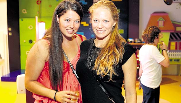 4. Ana Cristina Eisenmann y Rebeca Eisenmann.